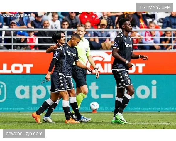 更衣室通道画面流出：摩纳哥与雷恩球员赛后友好交换球衣