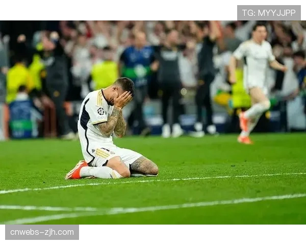 特写：在伯纳乌完成西甲首秀后，皇马青训小将激动落泪。